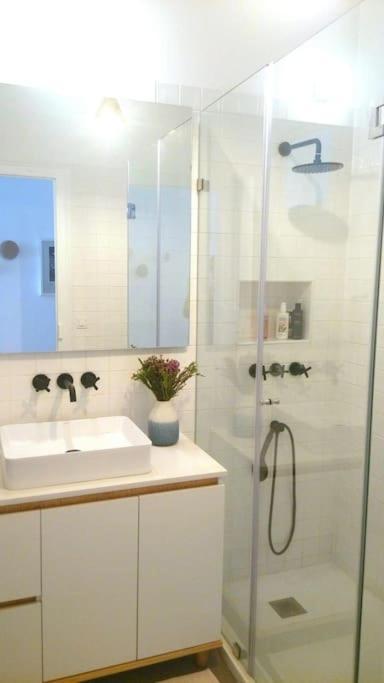 Apartamento Artist's Retreat Near The Riverside With Ac